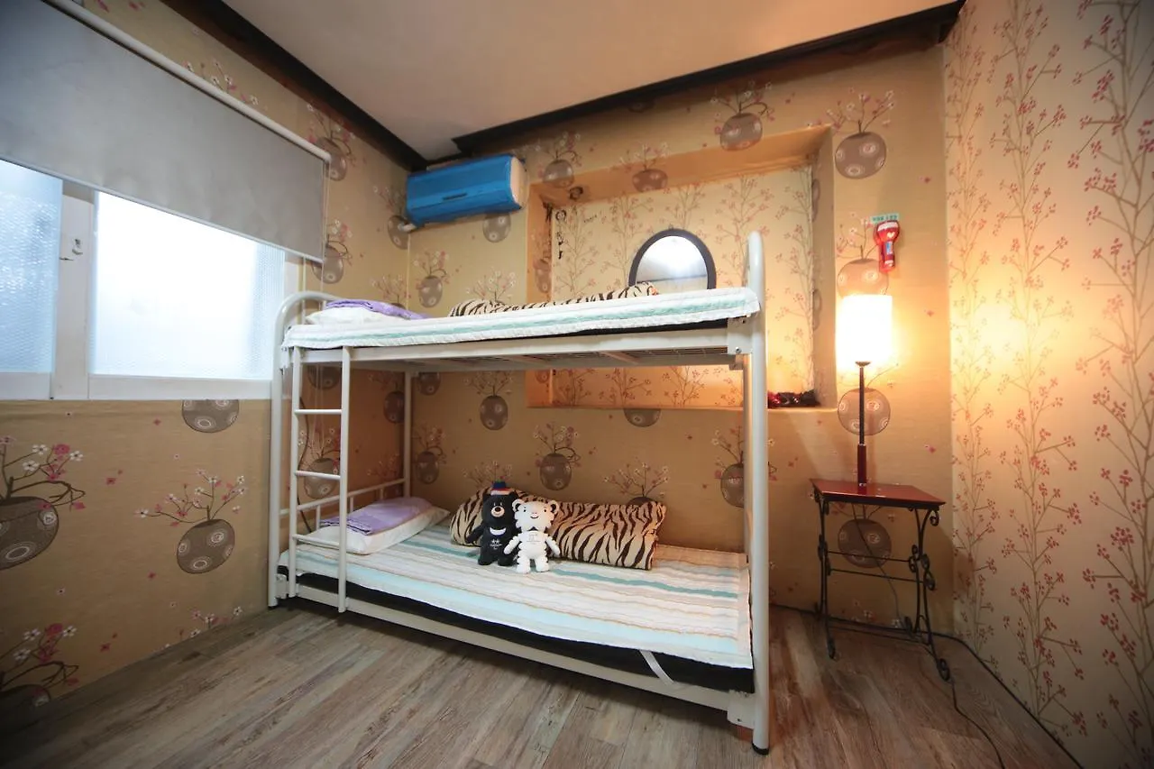 Hostel Comeinn Guesthouse Hongdae - Female Only Seoul